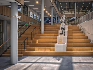 A qué normativa deben someterse las escaleras de madera en España en edificios públicos